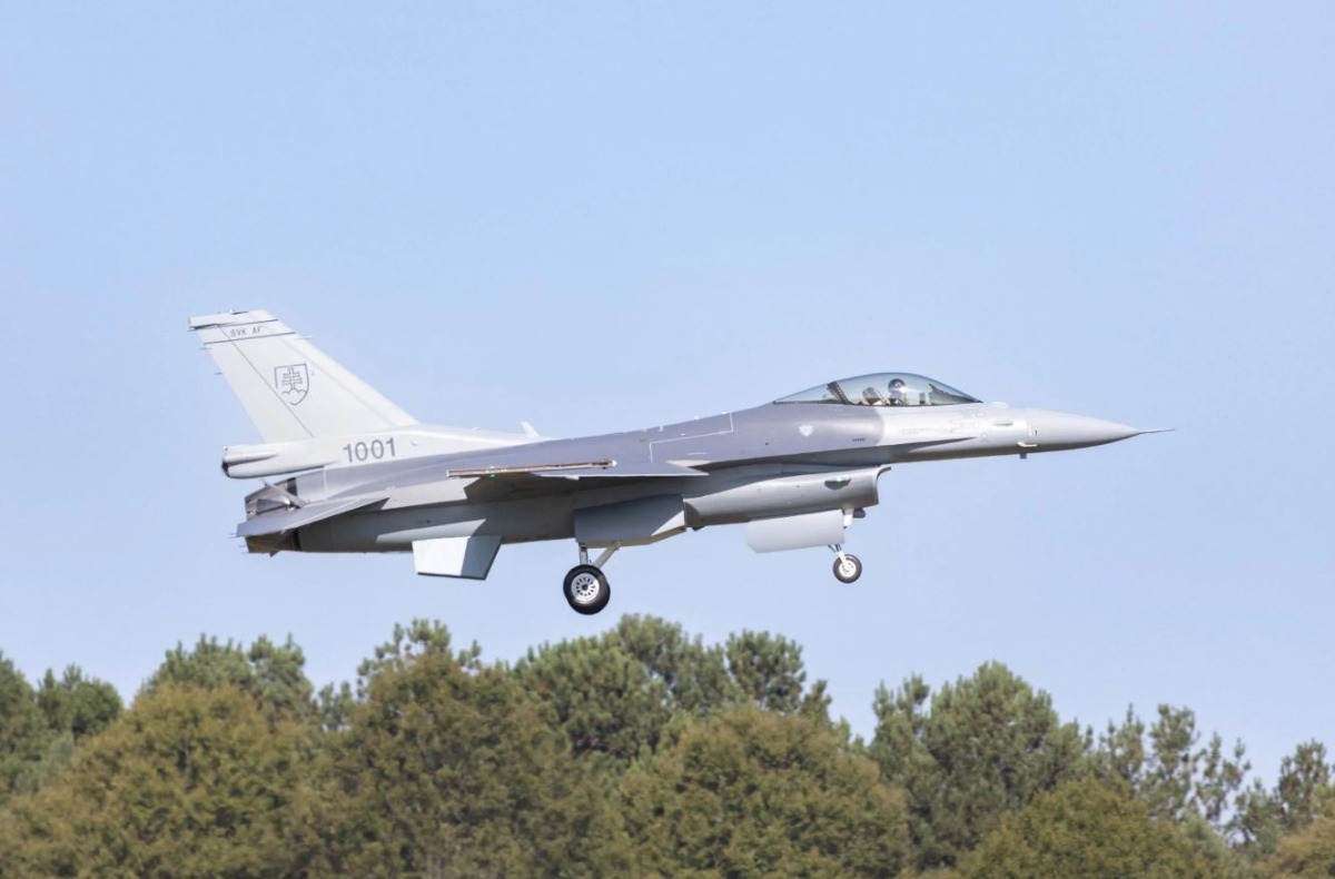 Levegőben az első szlovák F-16V