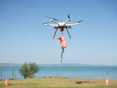 Drónos vízimentési akciót mutatott be a 4iG a Balatonon